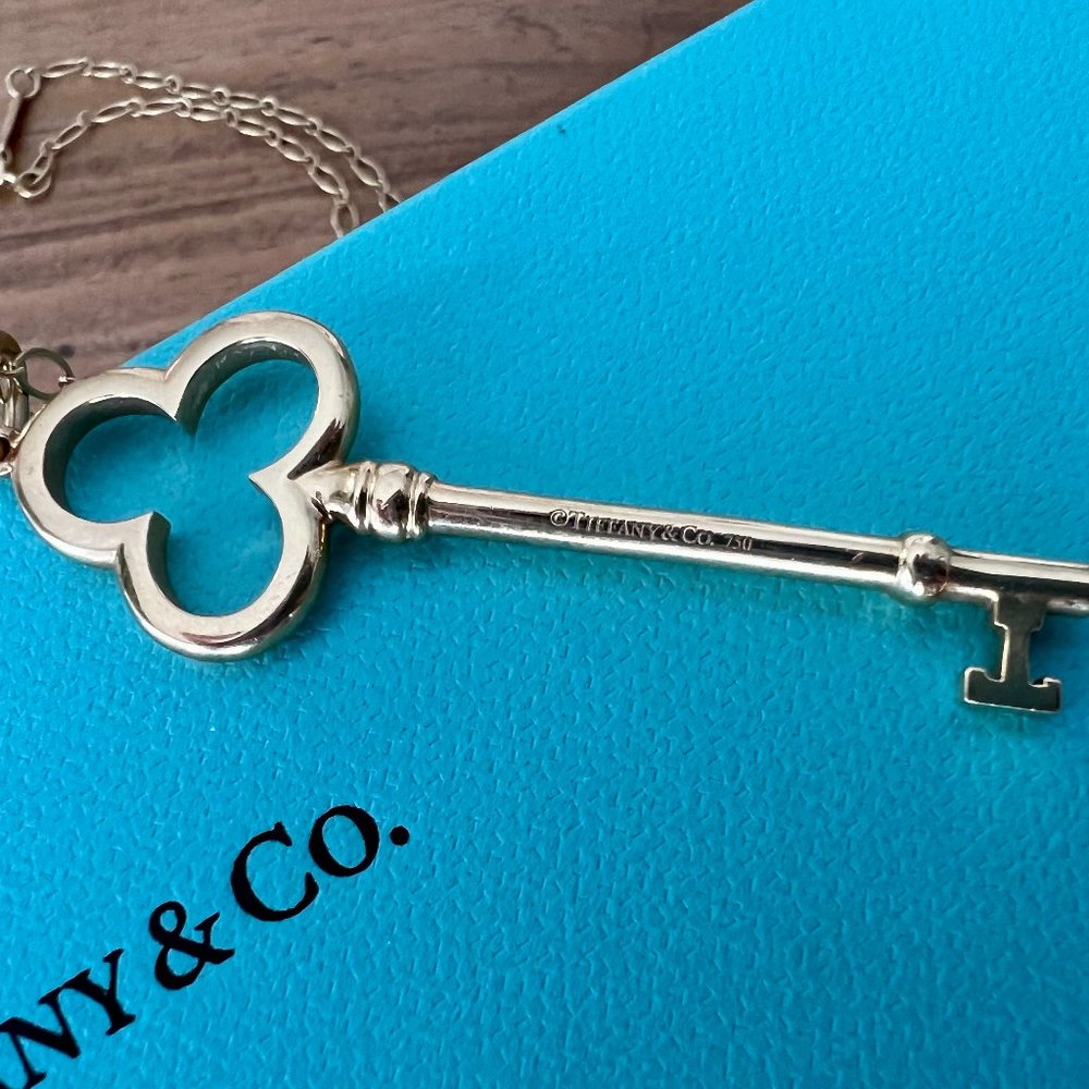Tiffany & Co Trefoil Gold Key & Tiffany & Co Chain